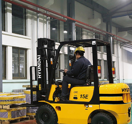 現(xiàn)代叉車怎么用（現(xiàn)代叉車的使用方法及注意事項(xiàng)）